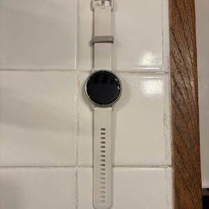 Garmin Vivoactive 5 Ivory and Cream Gold